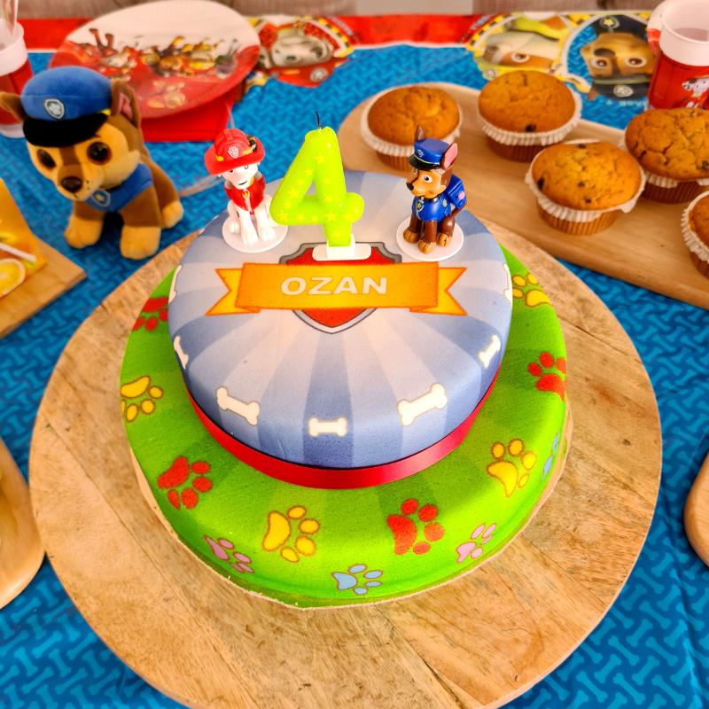 Chase en Marshall van PAW Patrol® op taart met twee verdiepingen