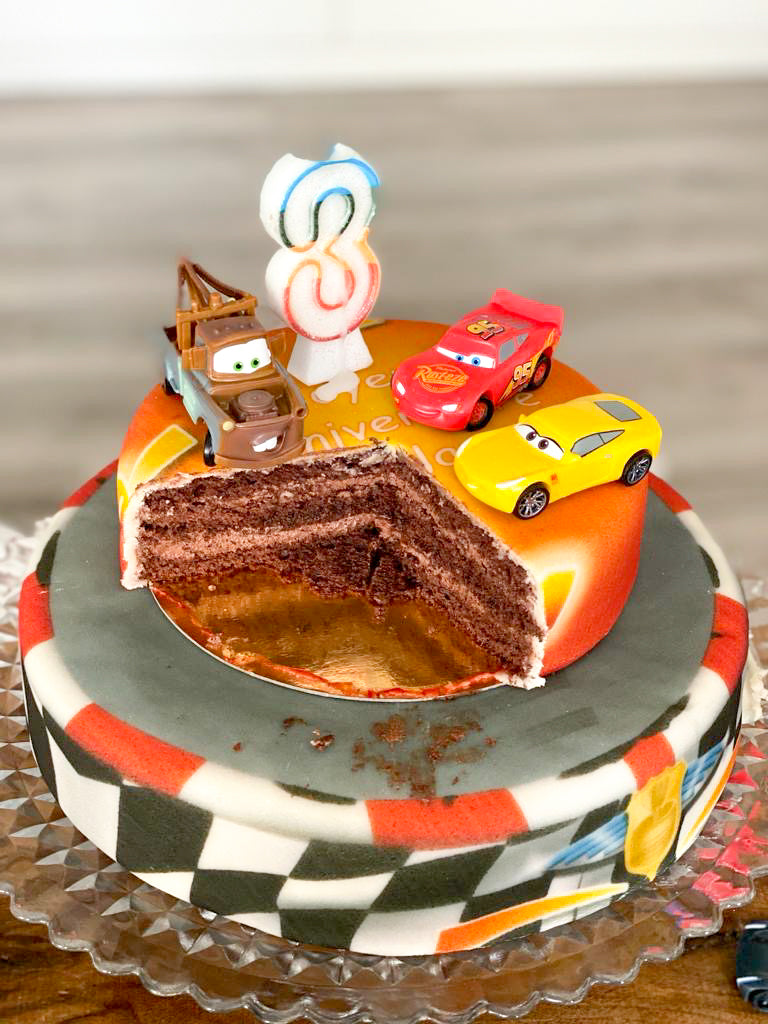 Cars 2® - Lightning McQueen, Miss Fritter en Takel op twee-verdiepingen circuit taart met lint