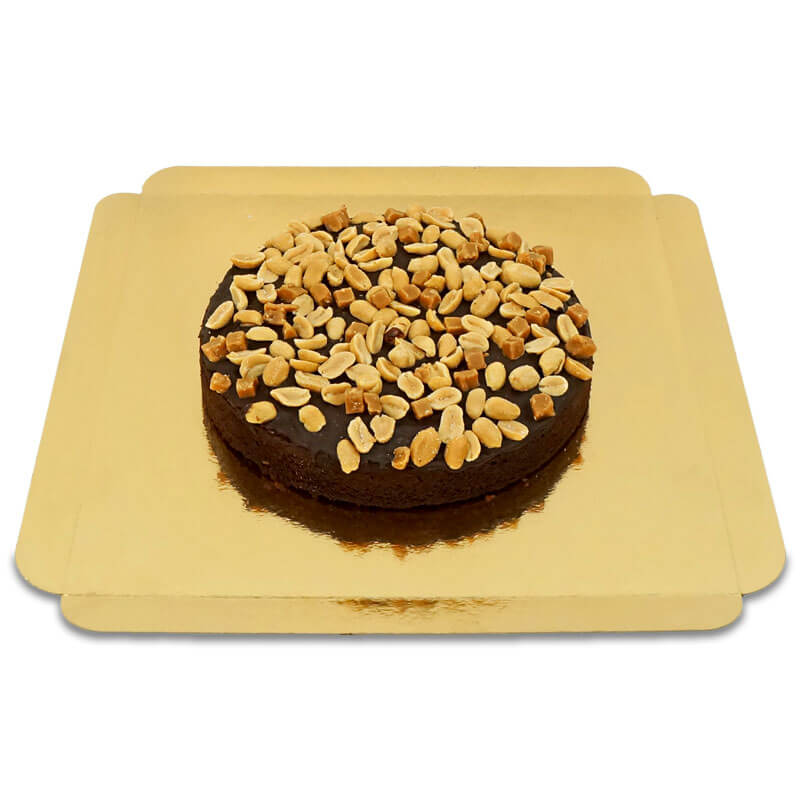 Brownietaart met pinda-karameldecoratie