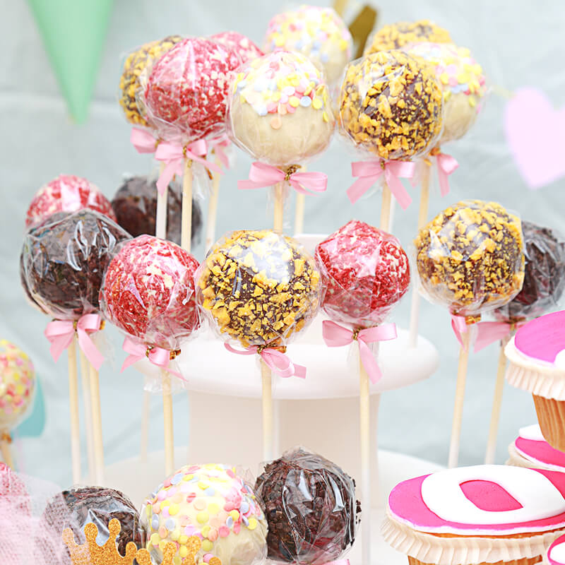 12 Cake-pops met Sinaasappel- & Aardbeicrisp en logo