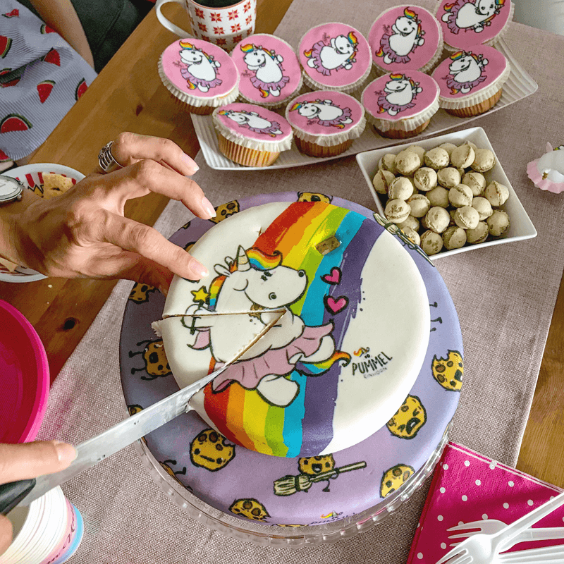 Chubby unicorn op twee-verdiepingen koekjes taart